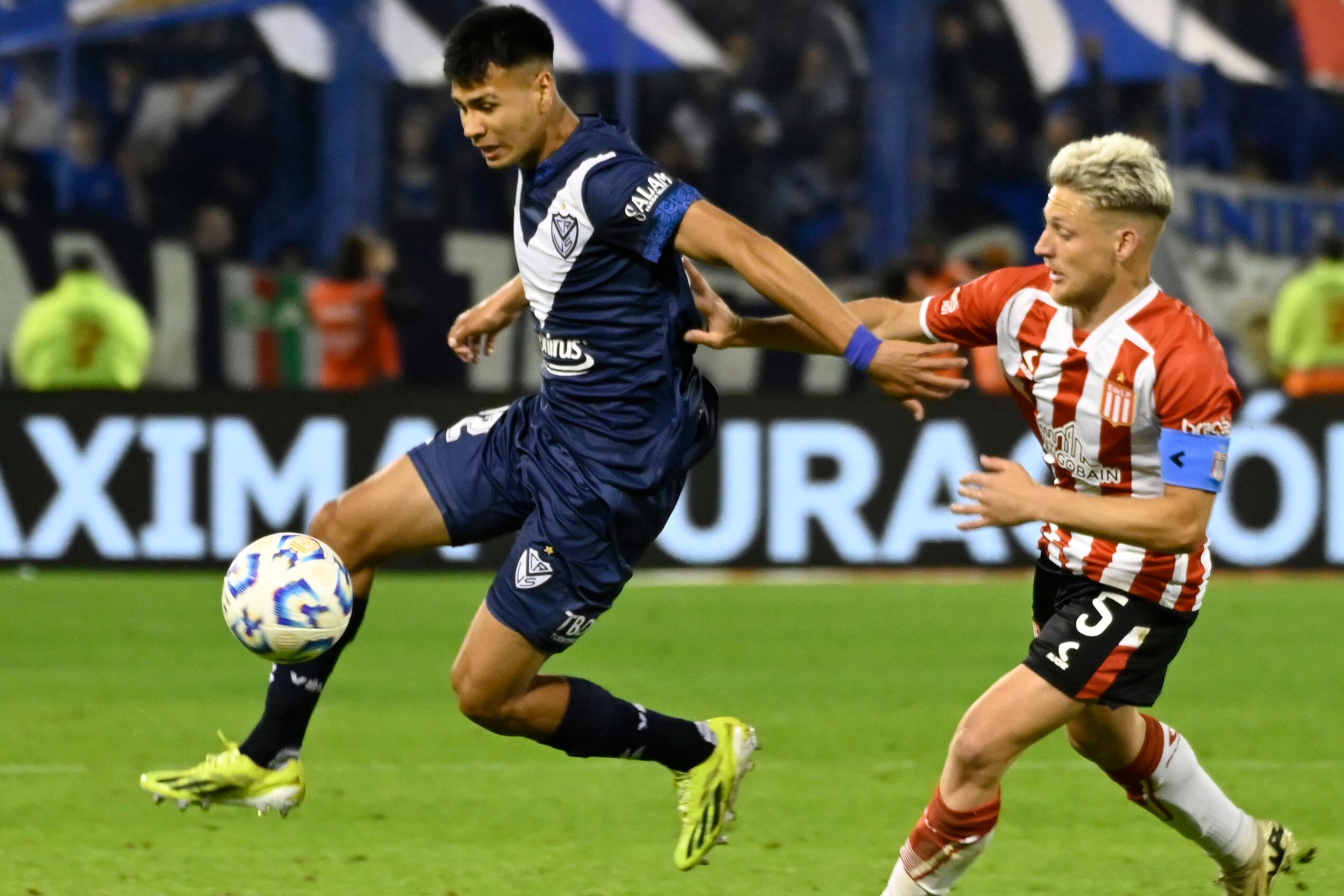 Christian Ordoñez y Santiago Ascacibar, uno de los duelos en el mediocampo