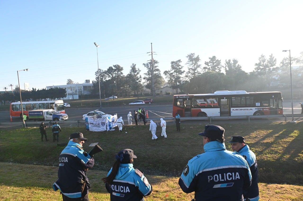 Murió una mujer de 25 años y tras un tiroteo entre presuntos delincuentes y policías de civil en un colectivo.