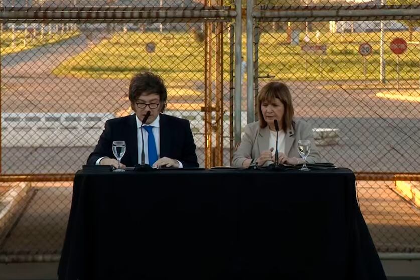 Javier Milei acompañó a Patricia Bullrich en un acto de campaña para presentar un proyecto de Código Penal