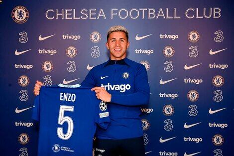 Enzo Fernández posa con su camiseta: llevará la número 5 que quedó vacante tras la ida de Jorginho. 