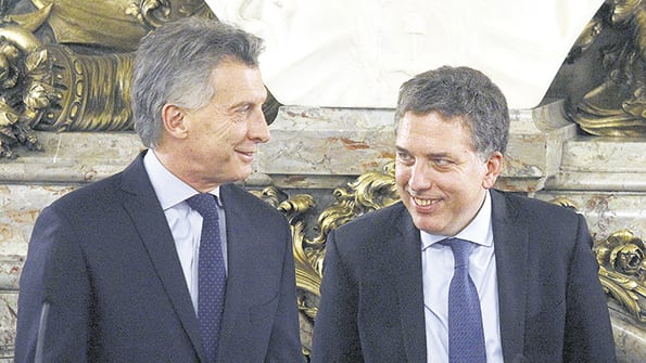 Mauricio Macri y Nicolás Dujovne con objetivos muy claros, la estabilidad fiscal y cambiaria, pero a costa de una recesión creciente.