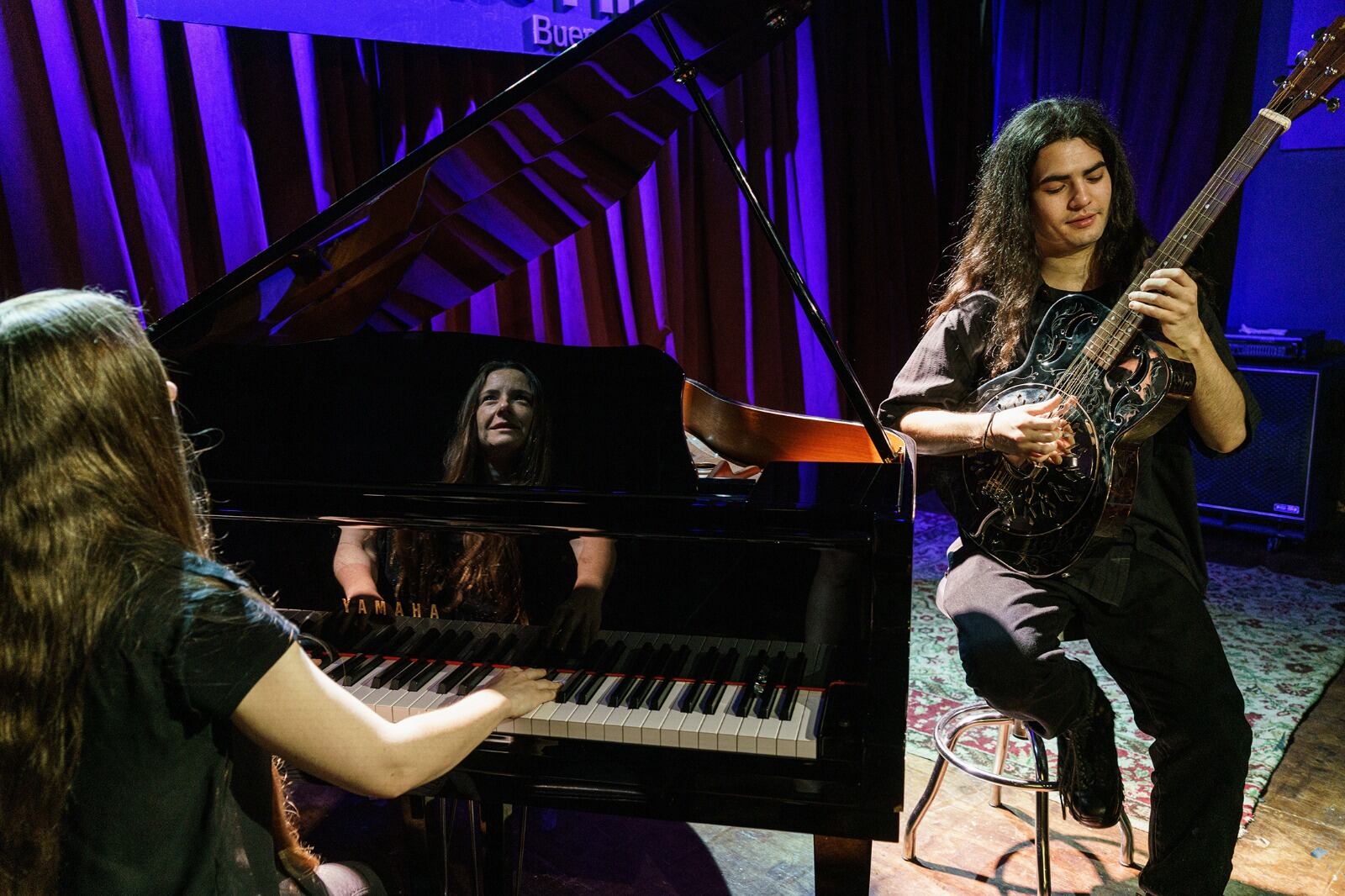 “Estamos haciendo un show acústico, pero lo que más nos gusta es tocar metal", señala el dúo, que en el Abasto tendrá a León Gieco como invitado.