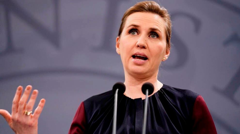 La primera ministra de Dinamarca, Mette Frederiksen, durante una rueda de prensa sobre las restricciones del covid.