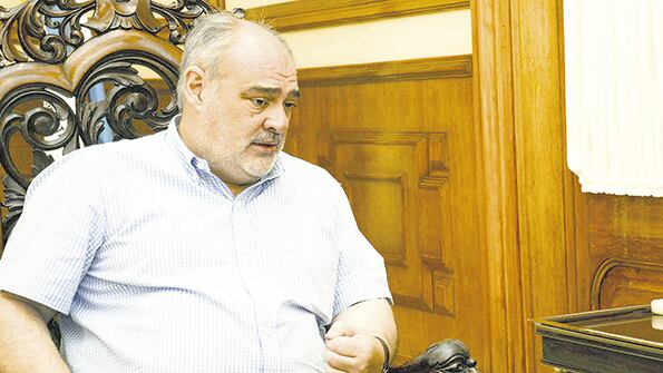 Ex gobernador Ricardo Colombi, espiado.