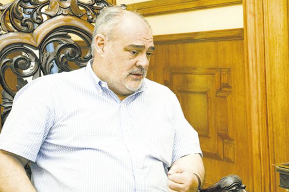 Ex gobernador Ricardo Colombi, espiado.