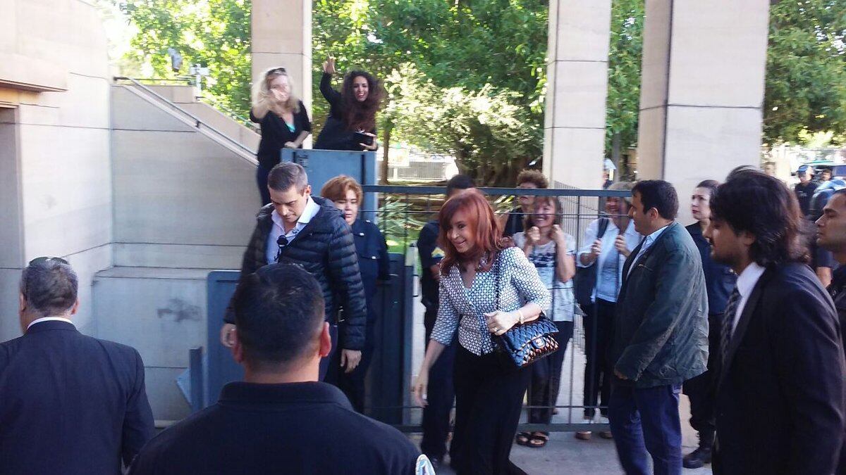 Cristina Fernández hoy a la mañana, al llegar a los tribunales de Comodoro Py.