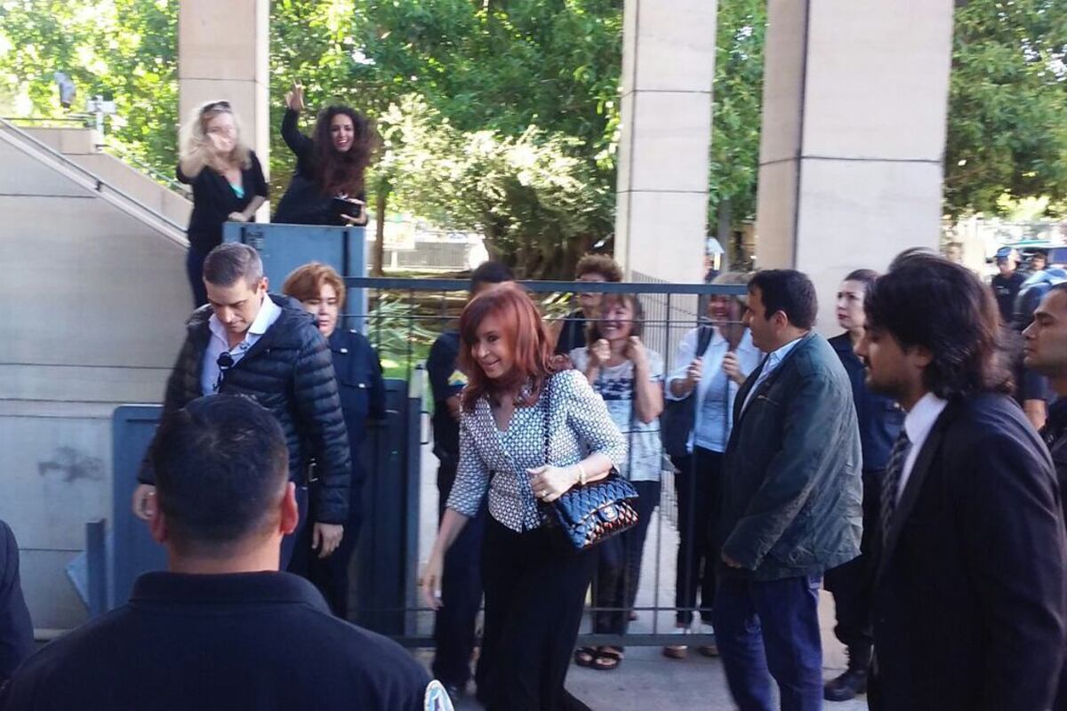 Cristina Fernández hoy a la mañana, al llegar a los tribunales de Comodoro Py.