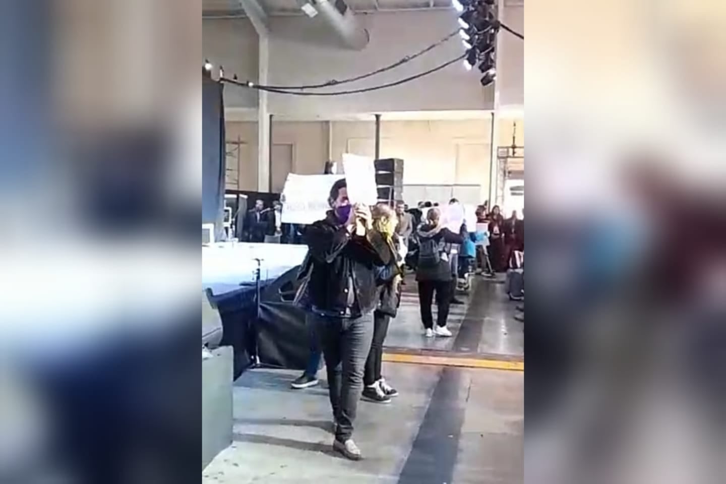 Docentes autoconvocados se manifestaron en el acto de apertura de la Feria del Libro.