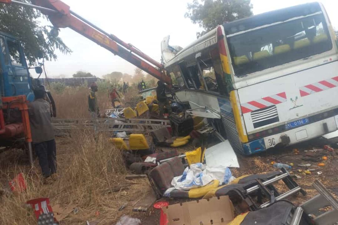 Un choque entre micros deja 40 muertos y decenas de heridos en Senegal.