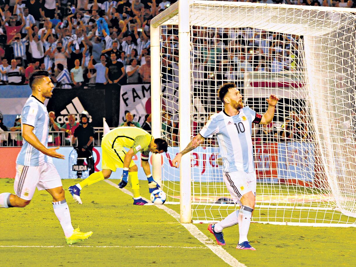 Lionel Messi festeja el gol de la victoria. El crack de la Selección puso la pelota contra el palo izquierdo de Bravo.