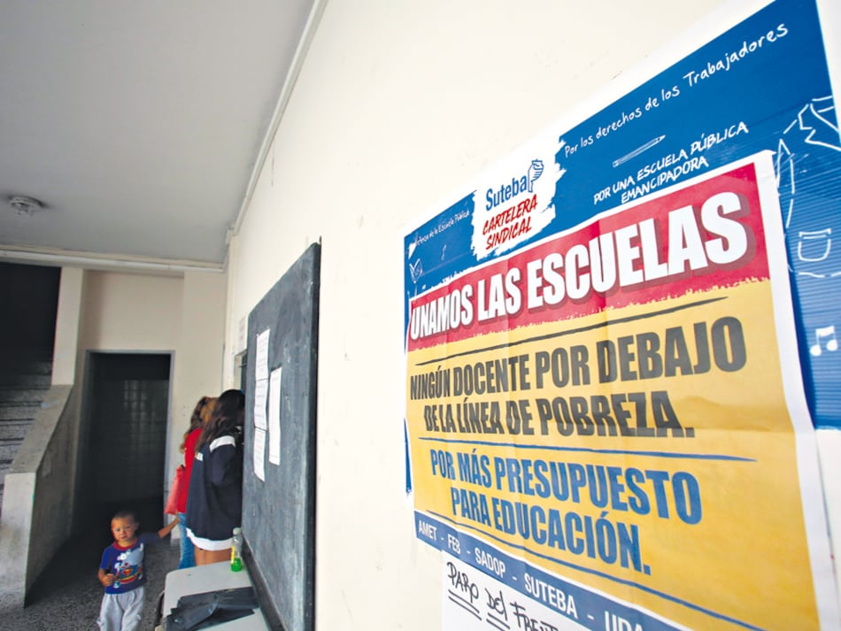 La provincia ofrece un 18 por ciento de aumento y los gremios exigen un 35 por ciento.