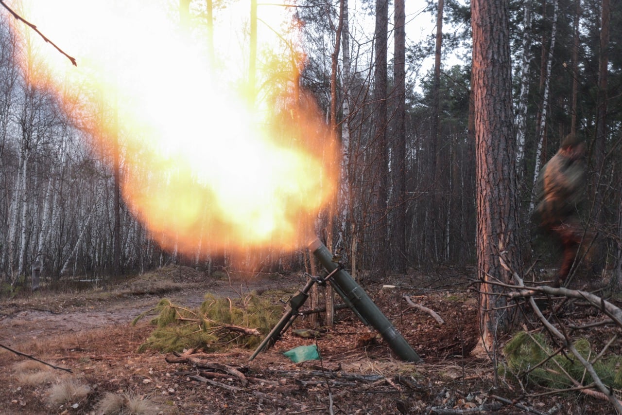 Morteros ucranianos disparando contra posiciones rusas cerca de Kiev.