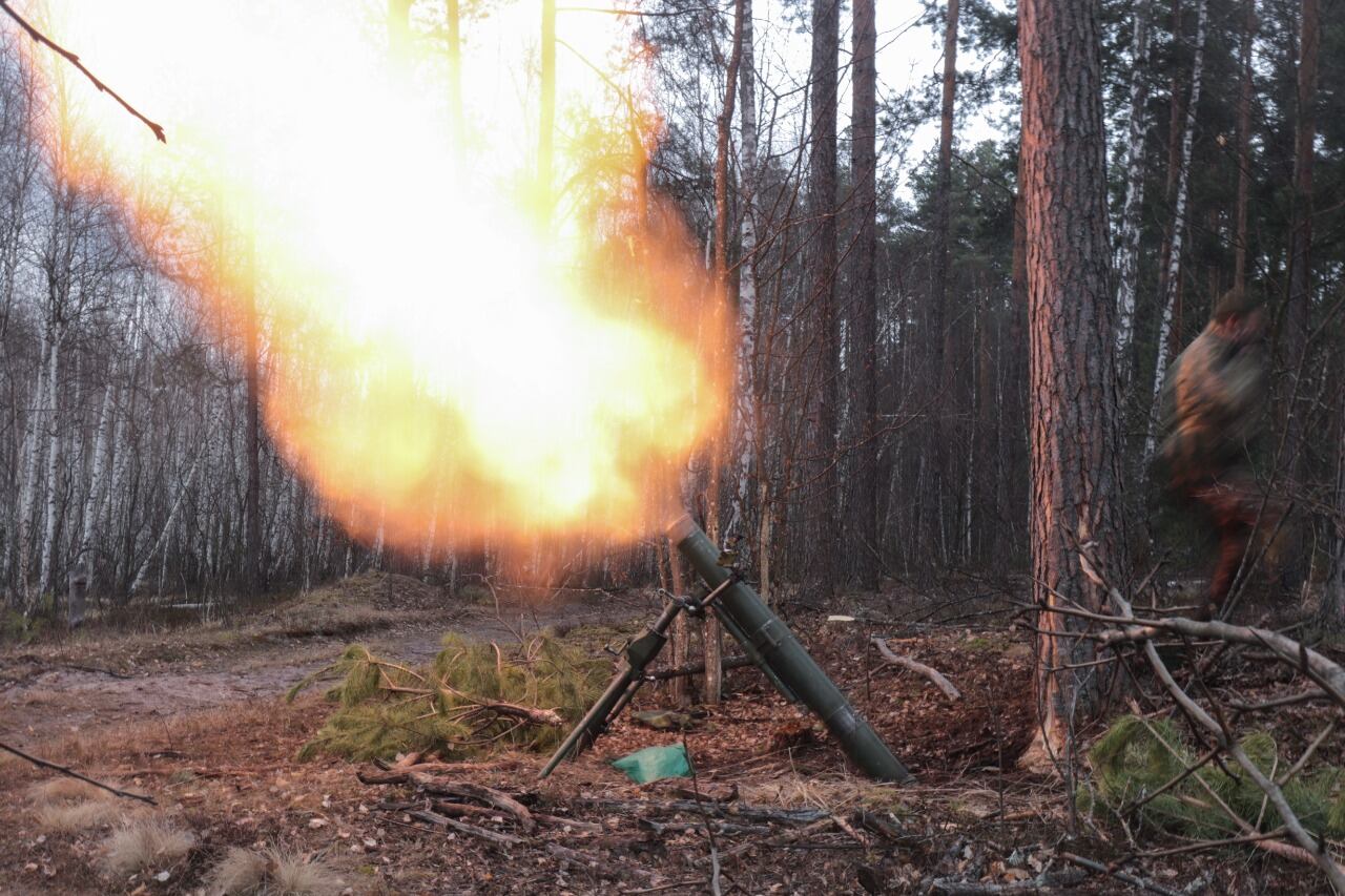 Morteros ucranianos disparando contra posiciones rusas cerca de Kiev.
