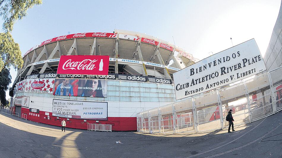 Según el comunicado de River, el joven cayó desde lo alto de la tribuna, en la vereda de Udaondo.
