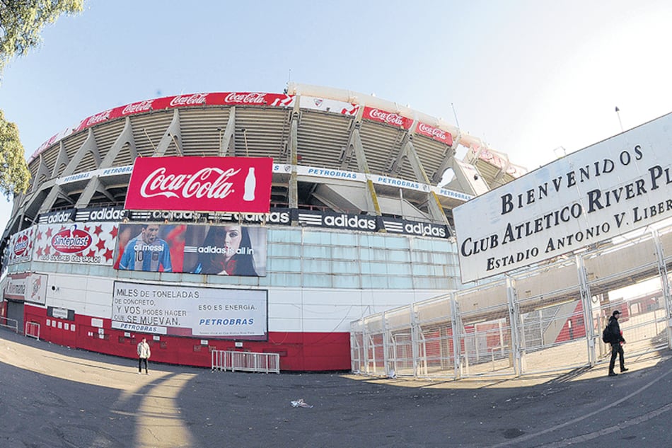 Según el comunicado de River, el joven cayó desde lo alto de la tribuna, en la vereda de Udaondo.