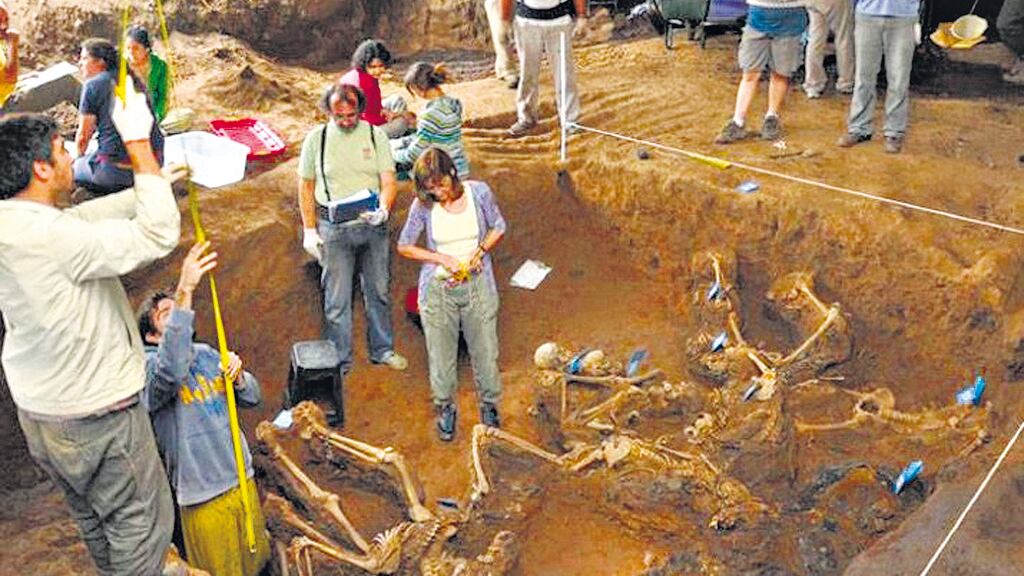 Integrantes del Equipo Argentino de Antropología Forense trabajando en la fosa común tucumana Pozo de Vargas.