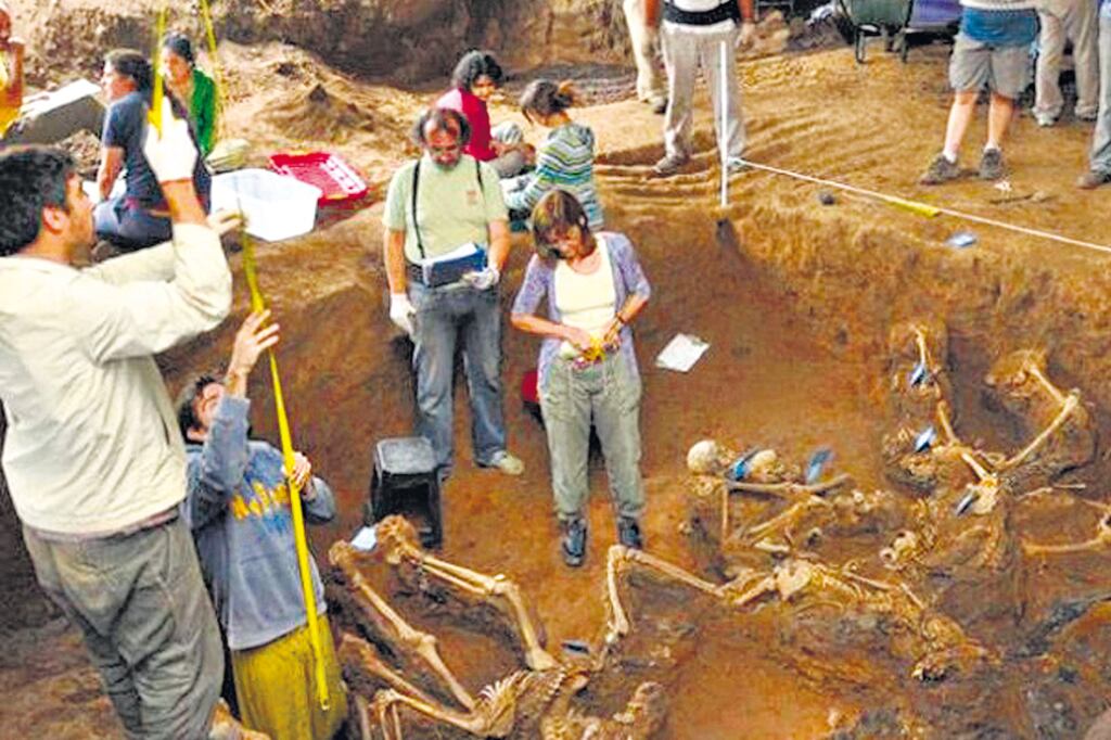 Integrantes del Equipo Argentino de Antropología Forense trabajando en la fosa común tucumana Pozo de Vargas.