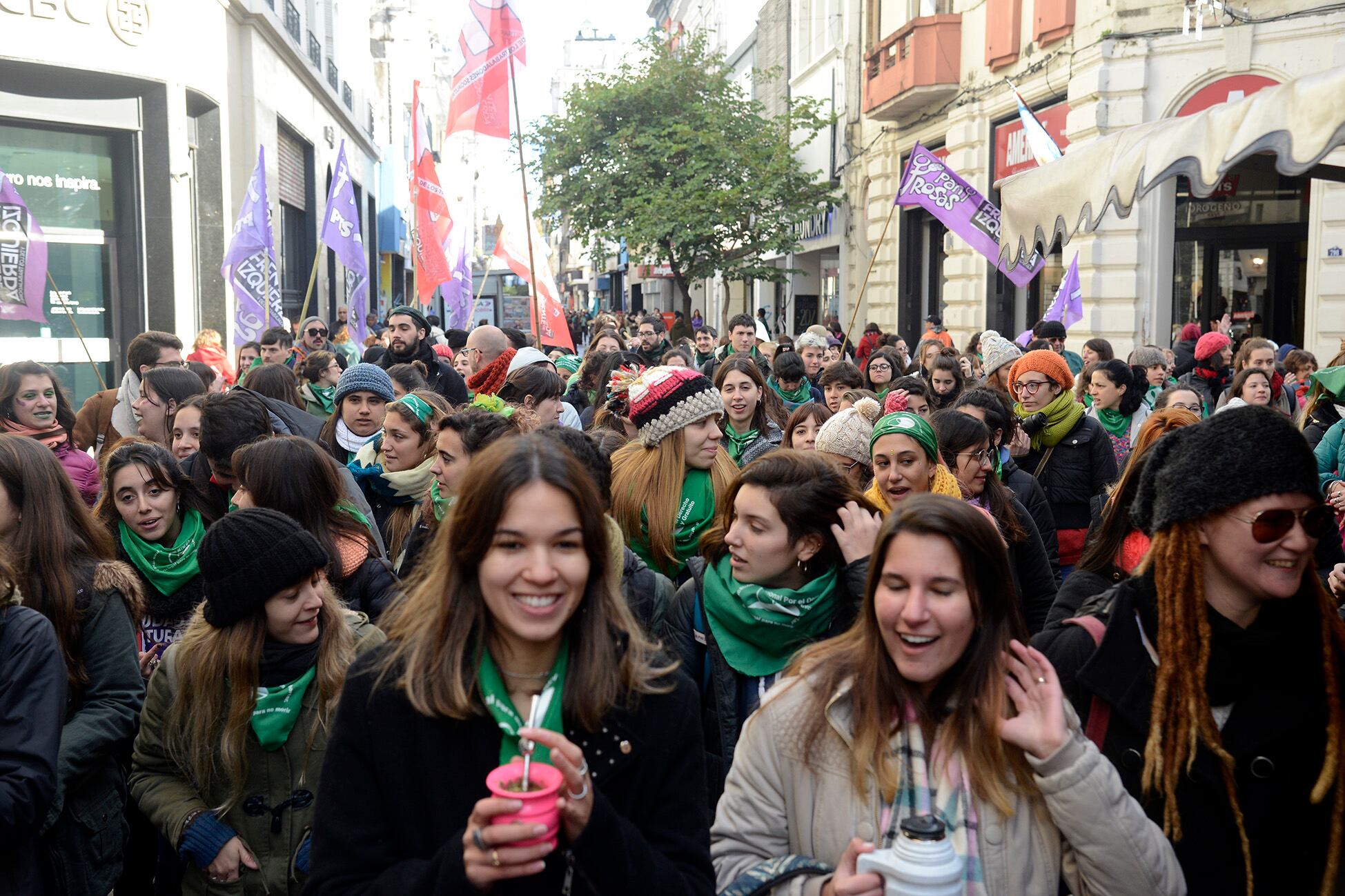 Tras la votación, la multitud fue desde Humanidades hasta el Monumento, por la peatonal.