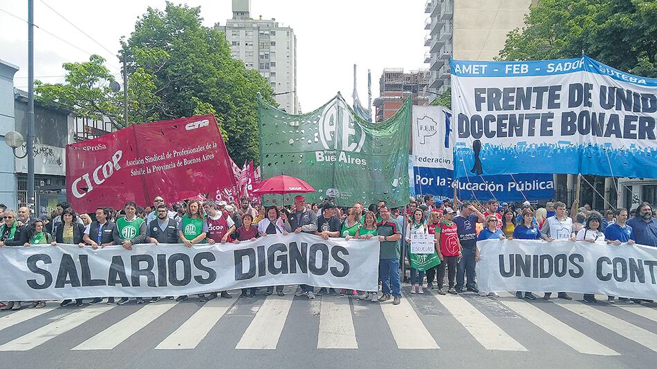 Estatales, docentes, médicos y judiciales se movilizaron en La Plata.