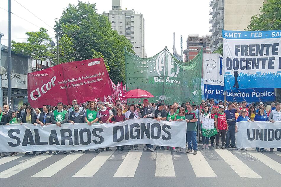 Estatales, docentes, médicos y judiciales se movilizaron en La Plata.