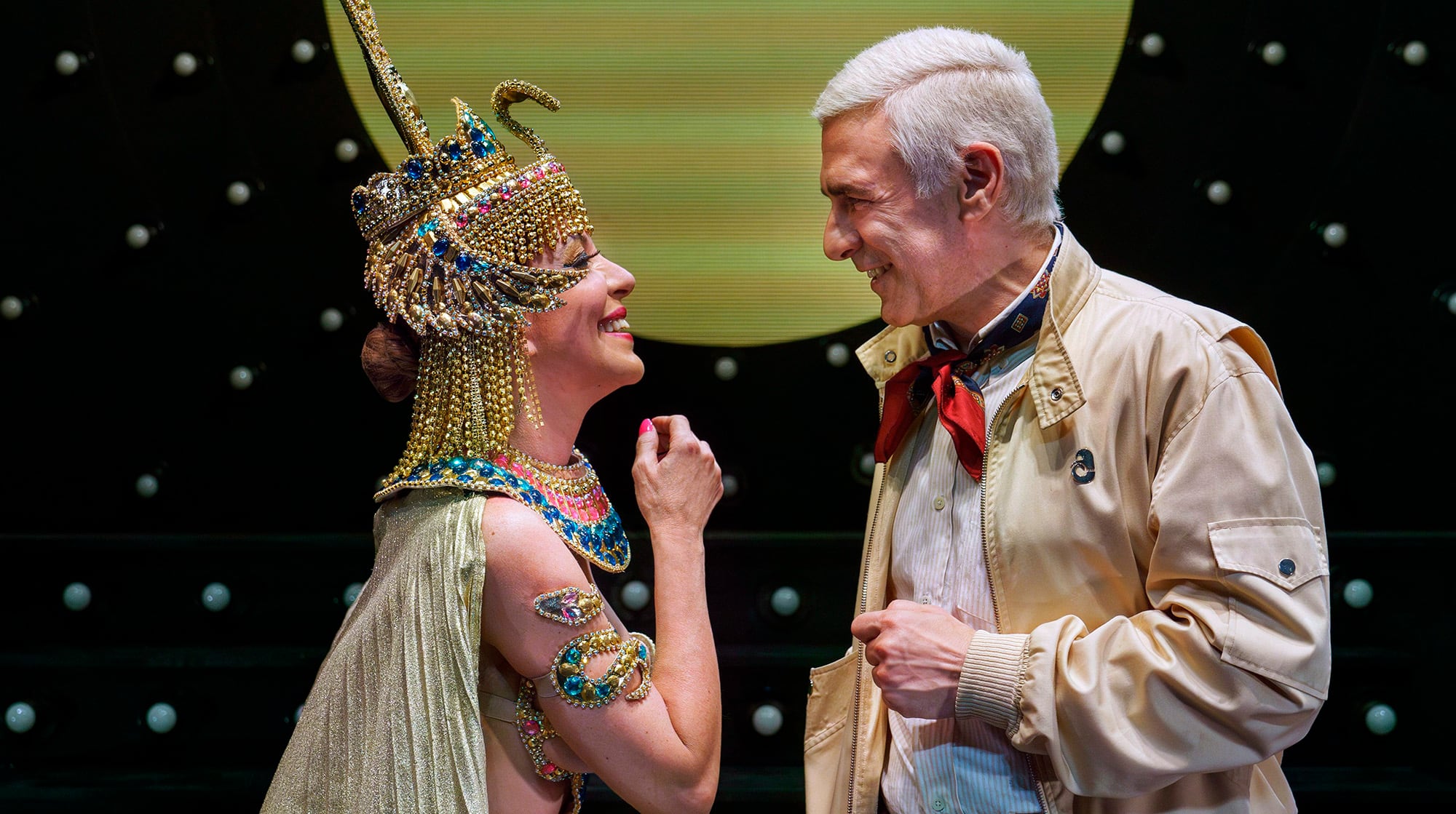 Leonardo Sbaraglia encuentra el tono justo para personificar a De Zer. 