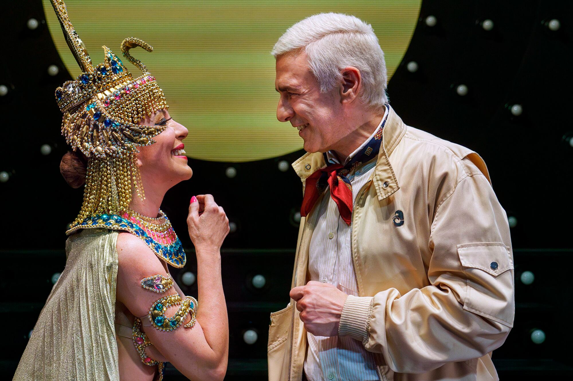 Leonardo Sbaraglia encuentra el tono justo para personificar a De Zer.