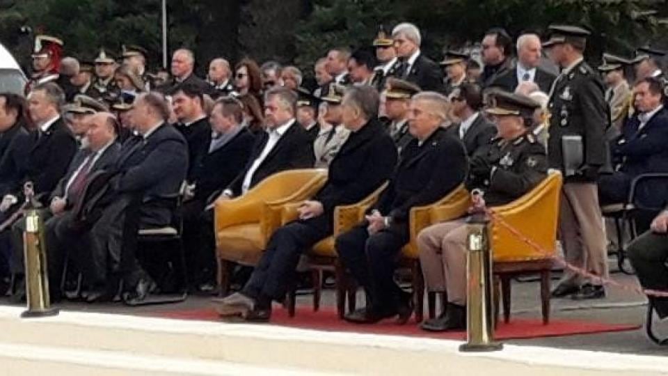A pocos metros de distancia, Stornelli y Macri durante el acto en el Colegio Militar.
