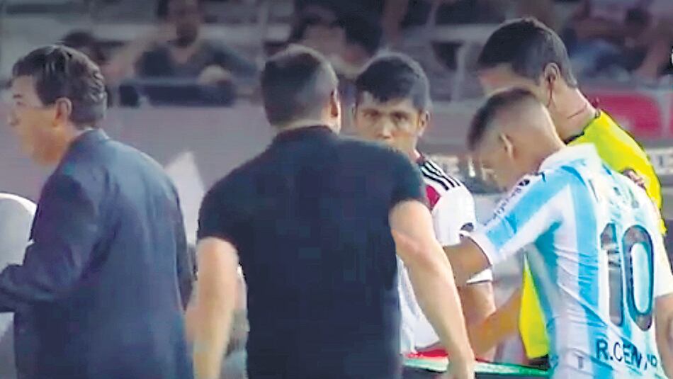 El encontronazo de Centurión con Coudet. Al DT no le gustó la reacción de Ricky y lo sancionó.