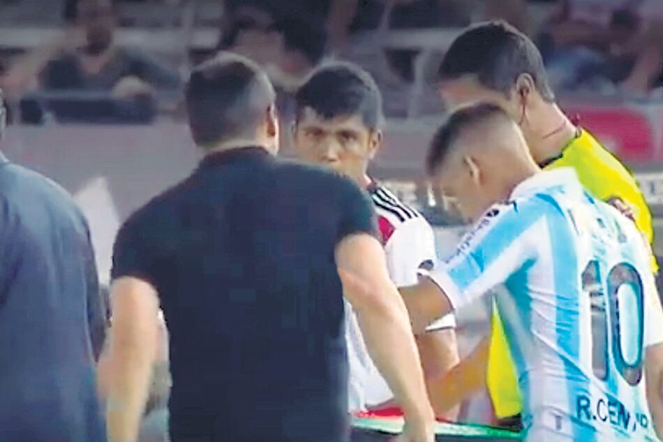 El encontronazo de Centurión con Coudet. Al DT no le gustó la reacción de Ricky y lo sancionó.