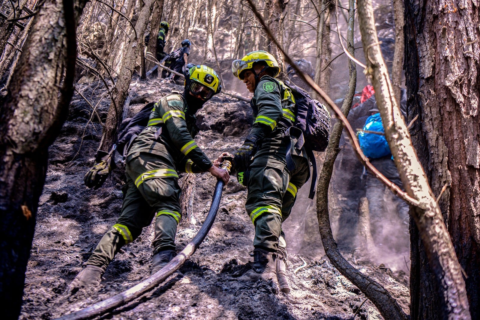 Los bomberos trabajan para controlar el fuego que se expande, producto de la sequía.