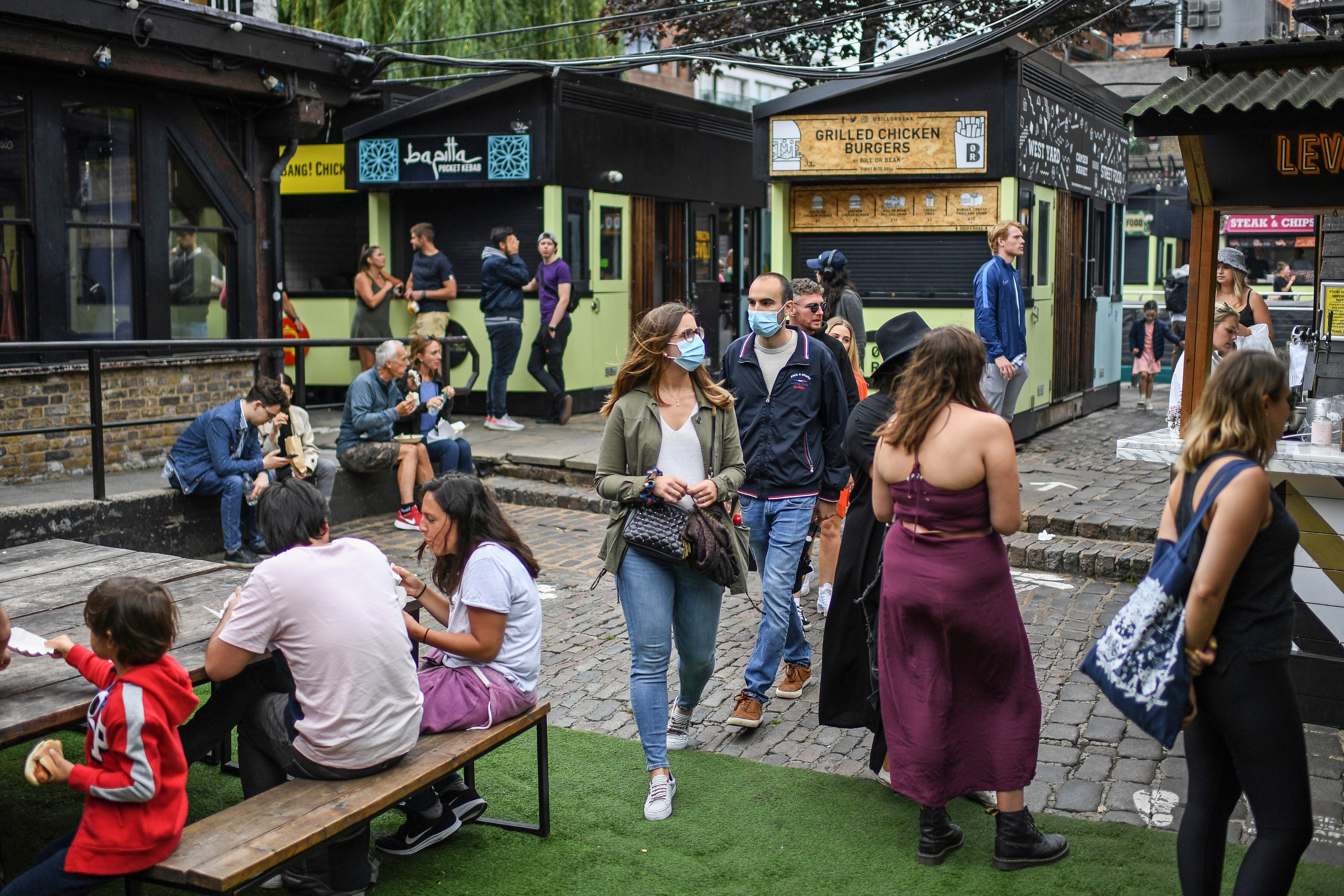 Camden Market, en Londres, un lunes de calor y de compras.