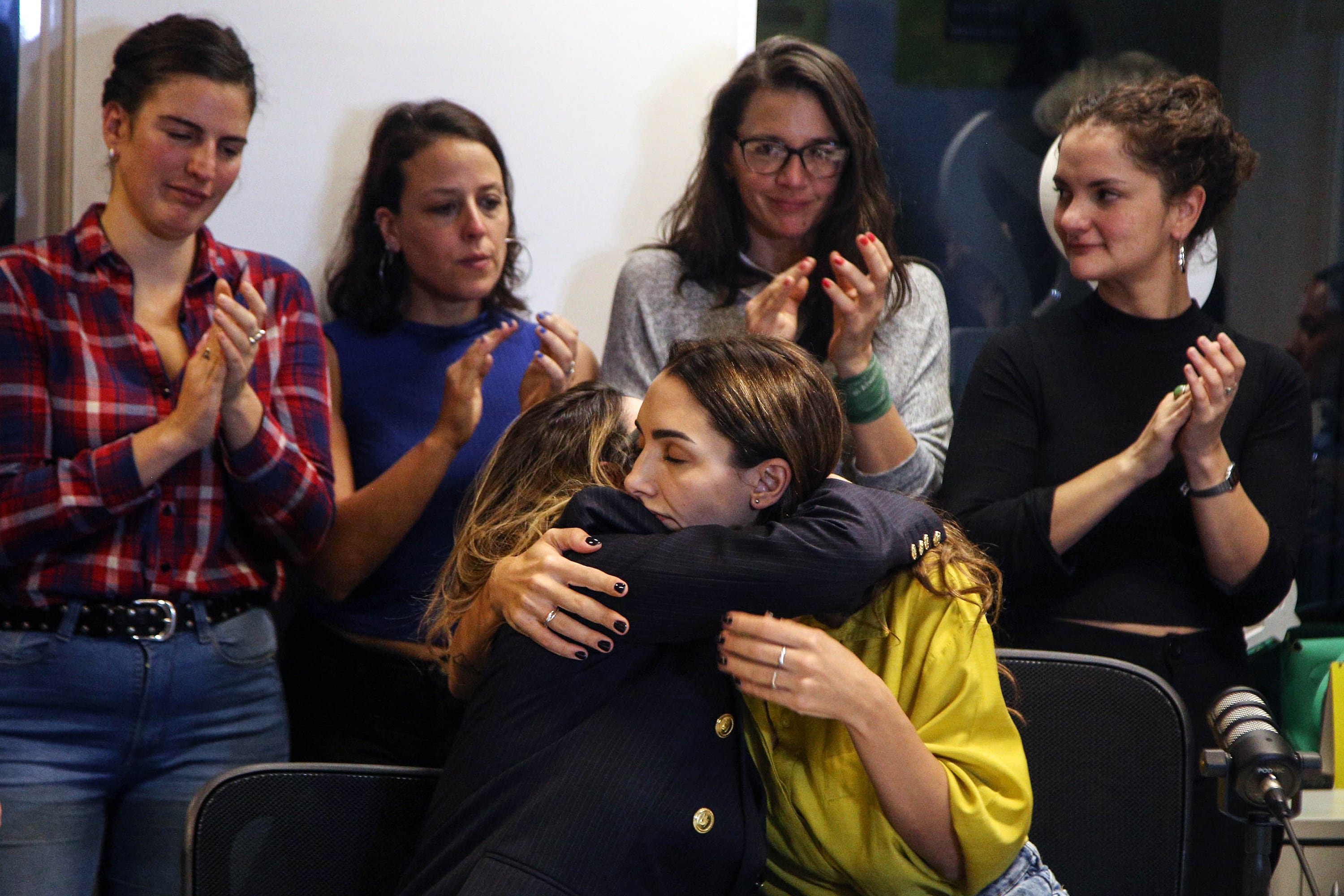 El abrazo de Thelma Fardín y su abogada en la conferencia de prensa.