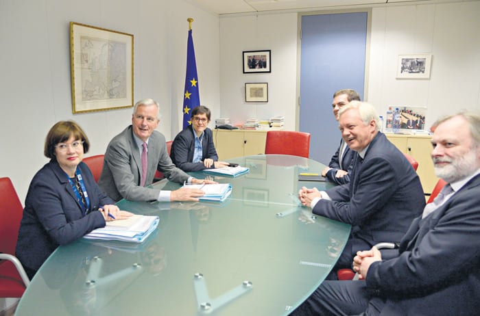 Negociadores del Reino Unido (der.) y de la Unión Europea (izq.) negocian en Bruselas.