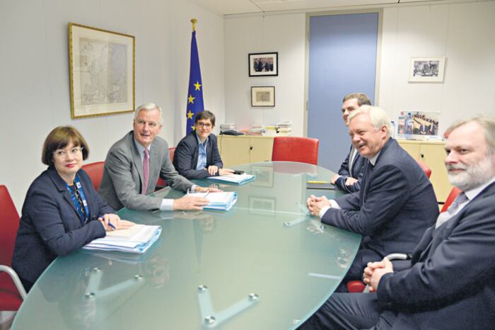 Negociadores del Reino Unido (der.) y de la Unión Europea (izq.) negocian en Bruselas.