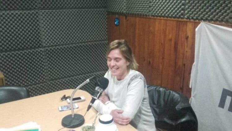 Felicitas Beccar Varela durante una entrevista radial.