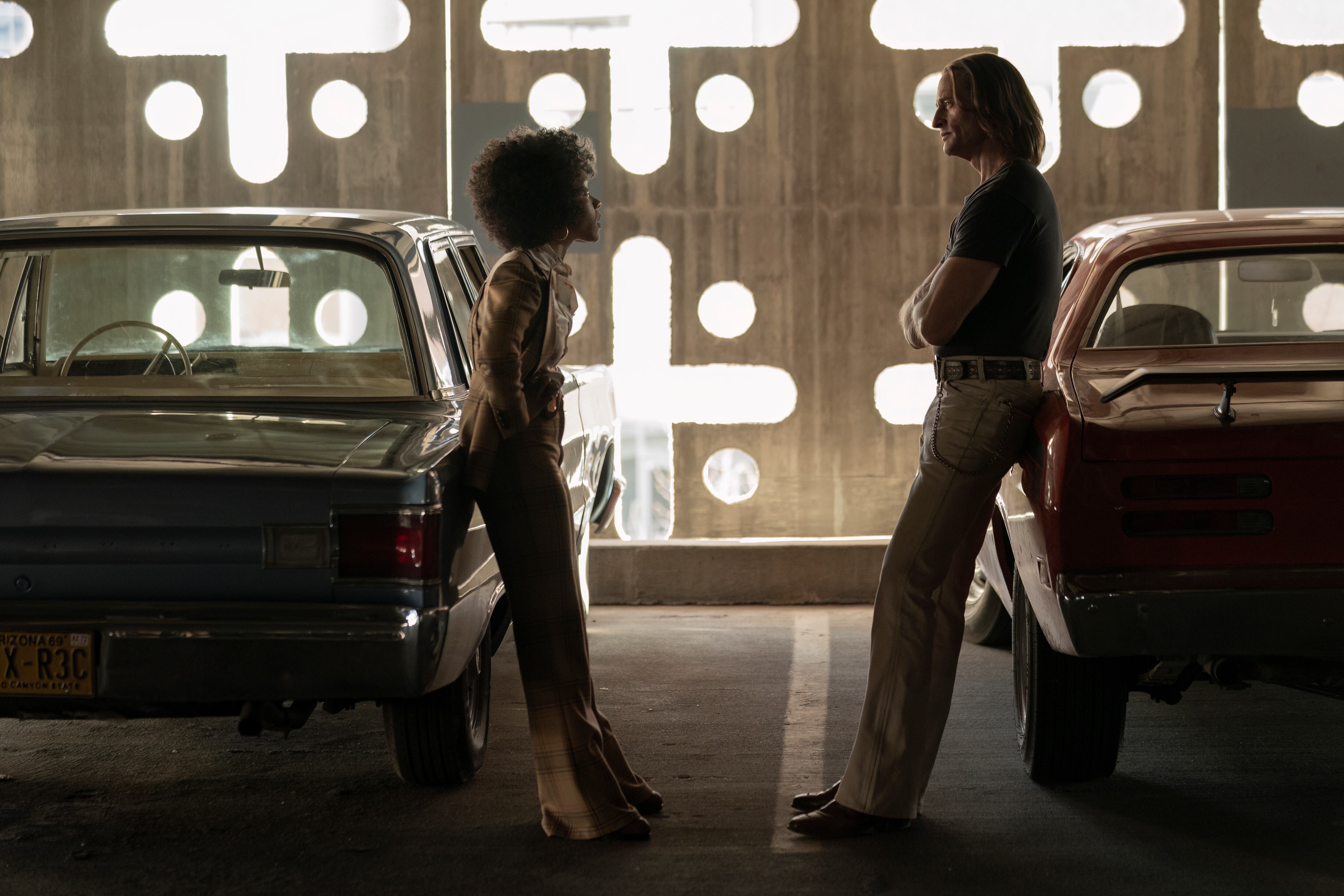 Josh Holloway y Rachel Hilson encabezan la serie de corte vintage.