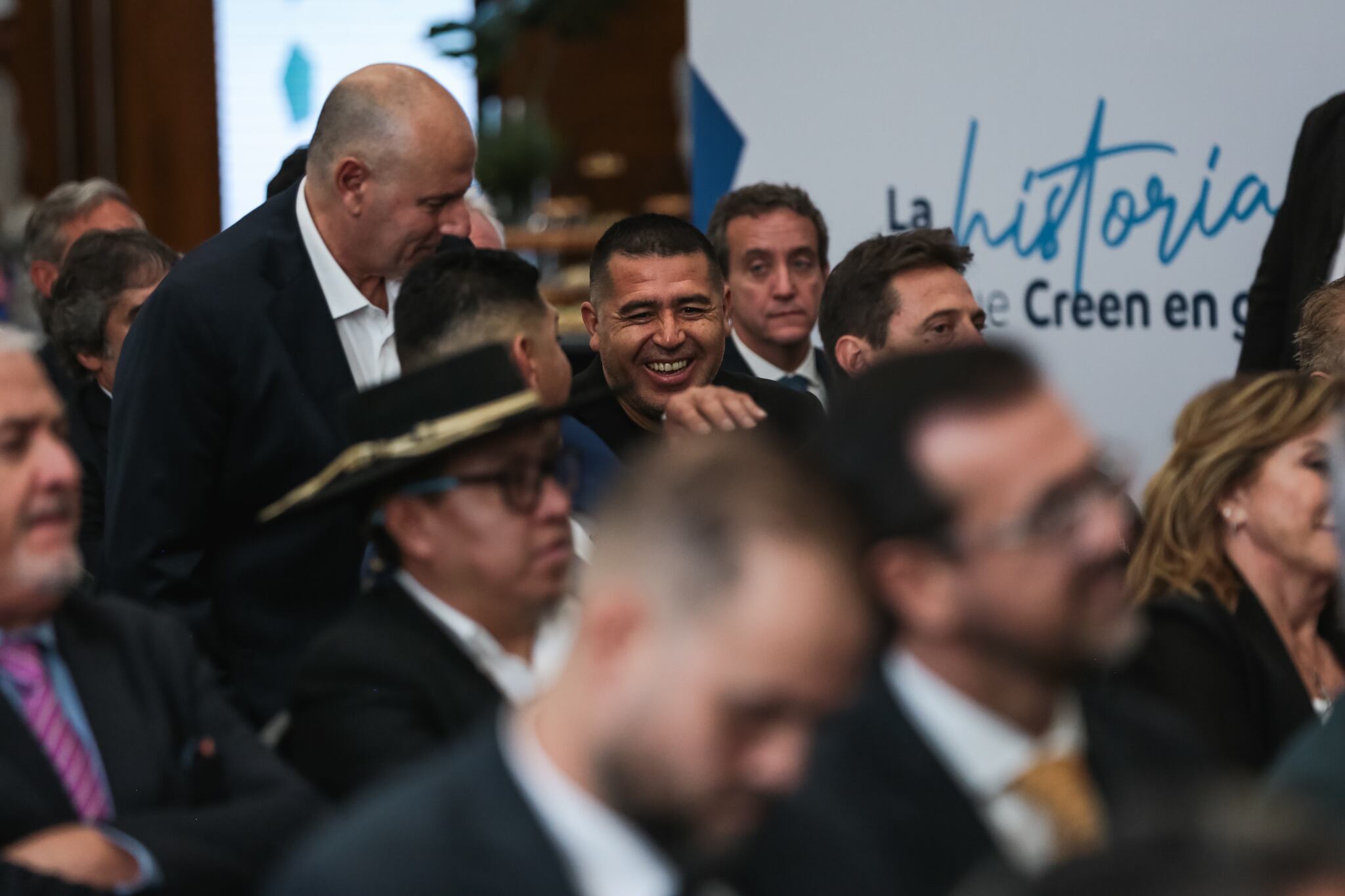 Juan Román Riquelme se divierte con Néstor Ortigoza (de espaldas) durante la presentación del Museo de la Conmebol.
