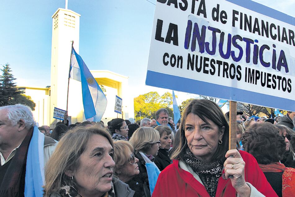 Sin cacerolas, los “autoconvocados” ocuparon un tramo de la avenida Antártida Argentina, en Retiro.