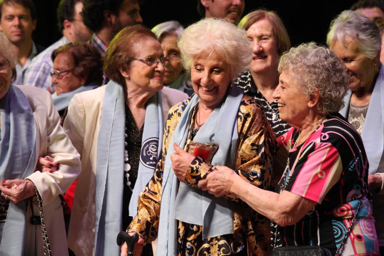 Abuelas de Plaza de Mayo lanzó la campaña #El mejor encuentro para subir fotos con el hashtag #DíadelaAbuela.
