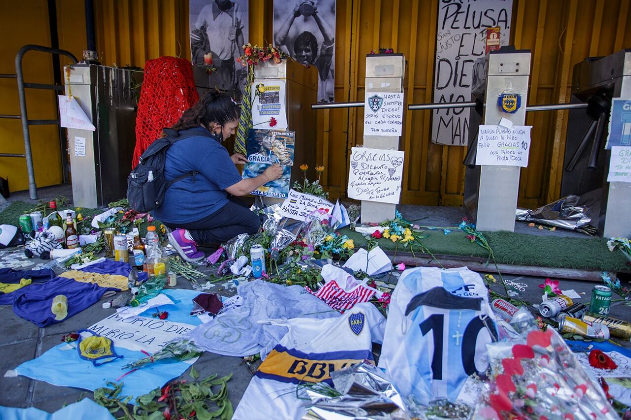 El Santuario improvisado delante de los molinetes de La Bombonera.