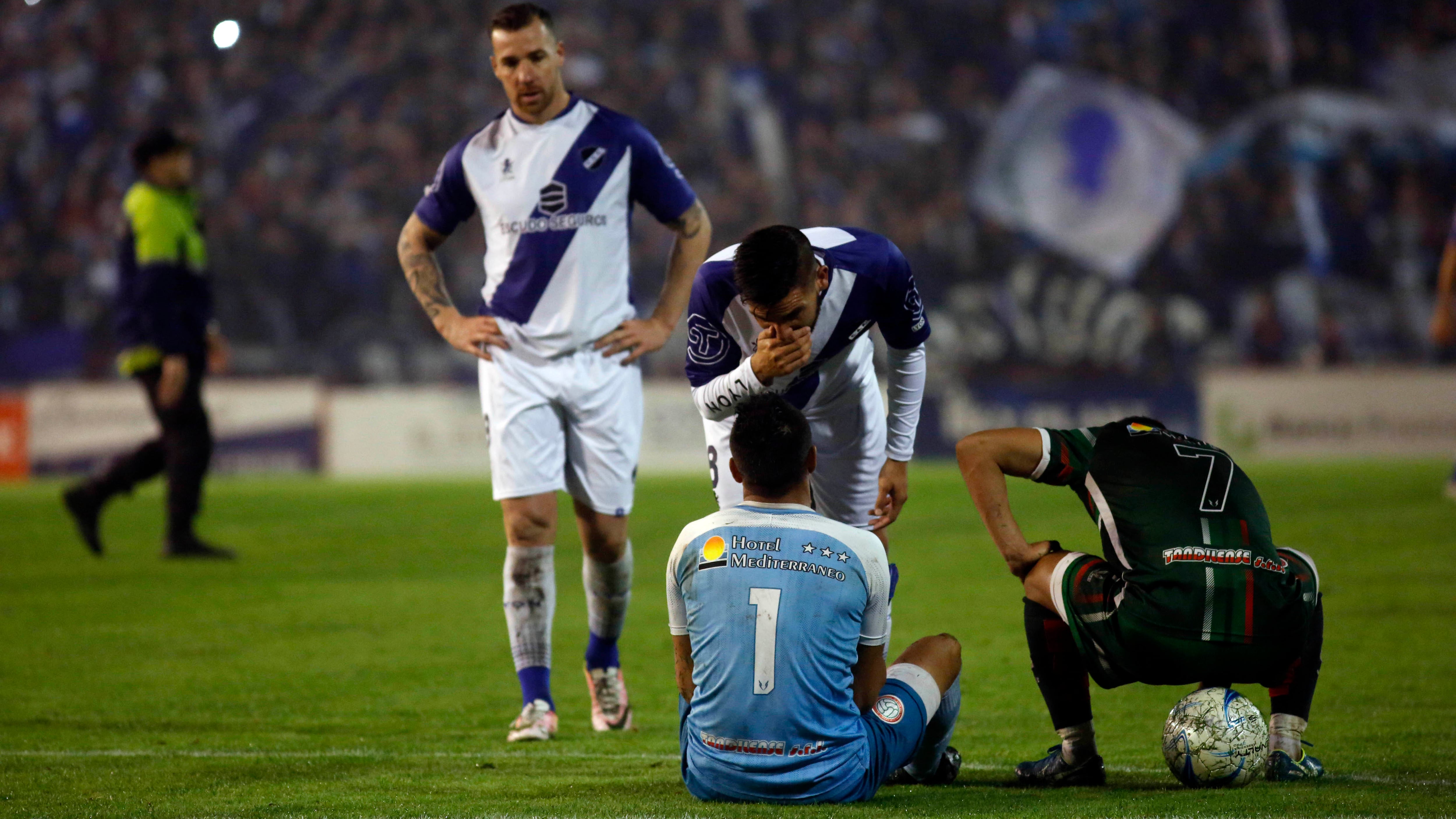 El equipo tucumano se sintió perjudicado por el árbitro y dejó de jugar.