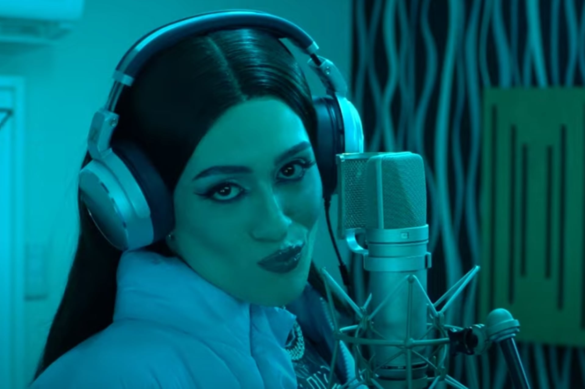 El productor musical anunció su colaboración con la rapera trans a través de un video de adelanto en sus redes sociales.