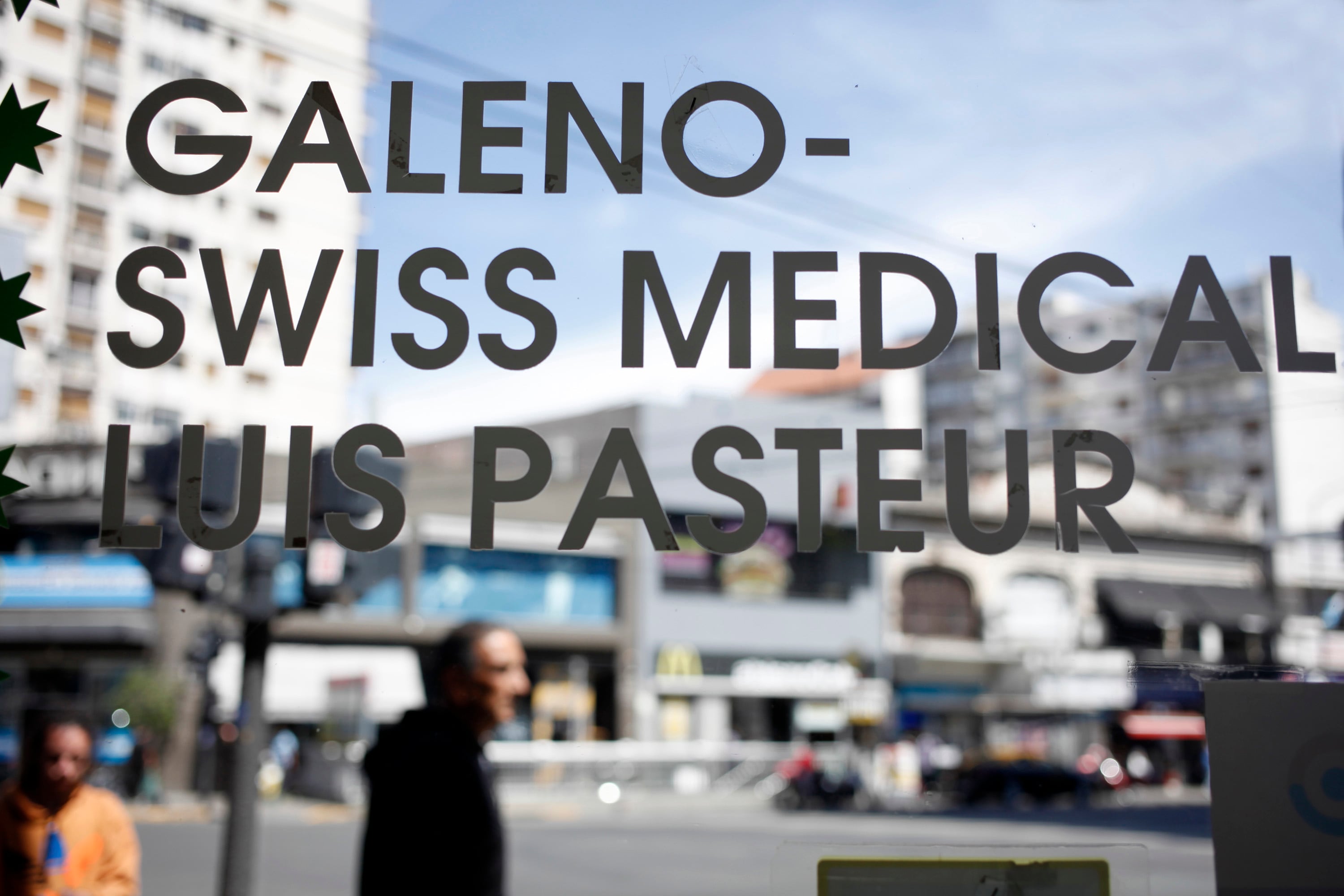 Las empresas de medicina prepaga Swiss Medical y Medicus informaron a sus clientes que aplicarán un incremento del 4,90 y 4,96 por ciento, respectivamente en la cuota de agosto.