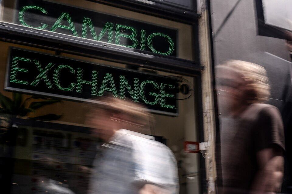 El  dólar MEP terminó con un avance de 5 por ciento, para cerrar en 859 pesos.