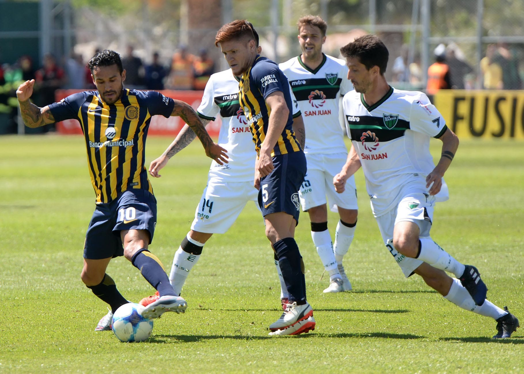 Colman y Gil, peleando en el medio sanjuanino. El Canaya se complicó solo ante un rival débil.