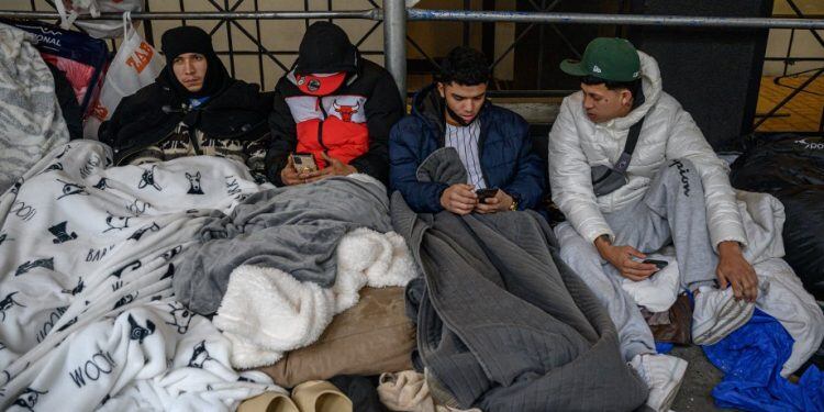 Ante la avalancha de inmigrantes, Nueva York prepara agentes y recursos para atender las necesidades de los solicitantes de asilo. (Foto: AFP)