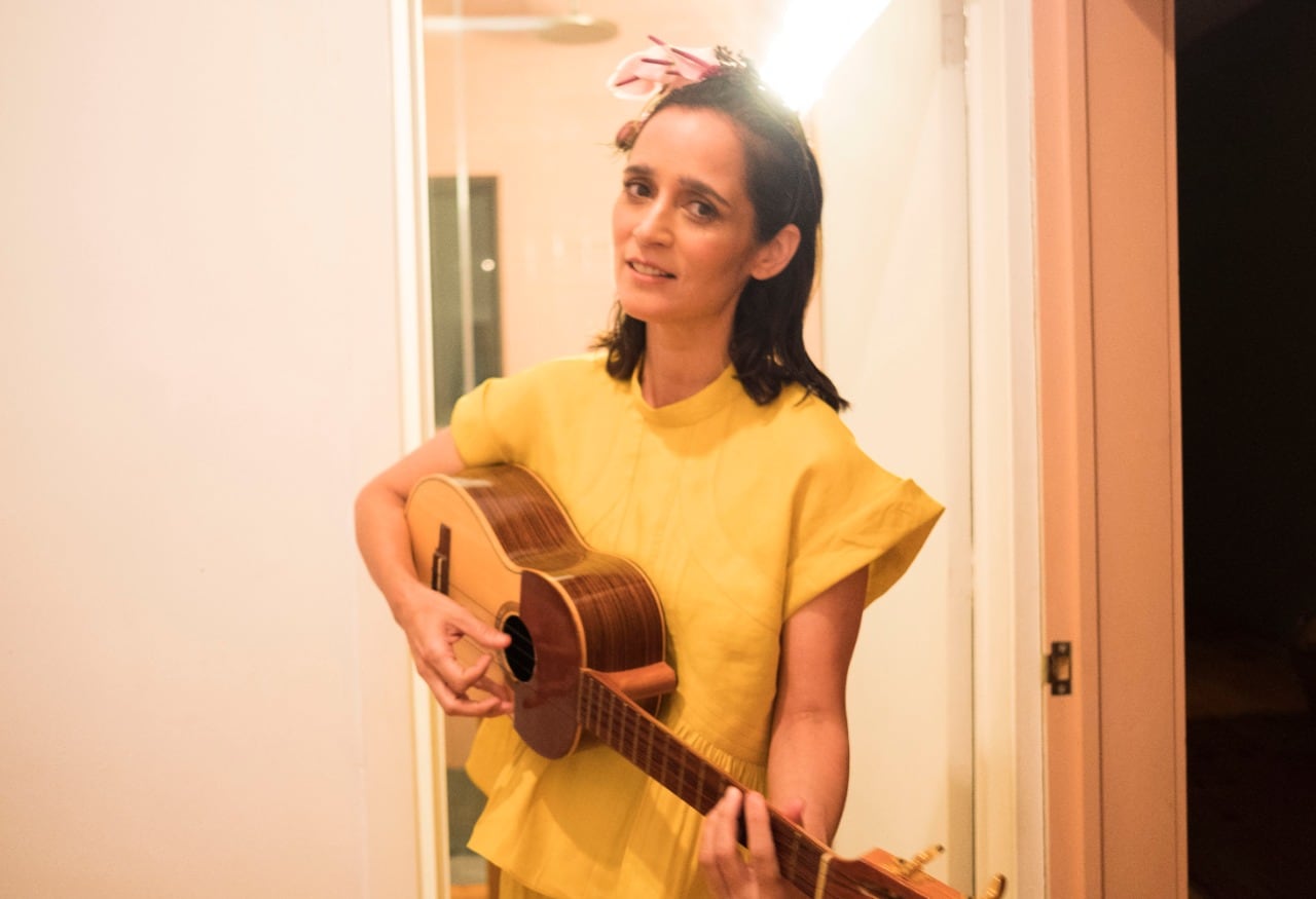 “Siento que me conecto con las cosas y las comprendo al escribir sobre ellas en formato canción”.