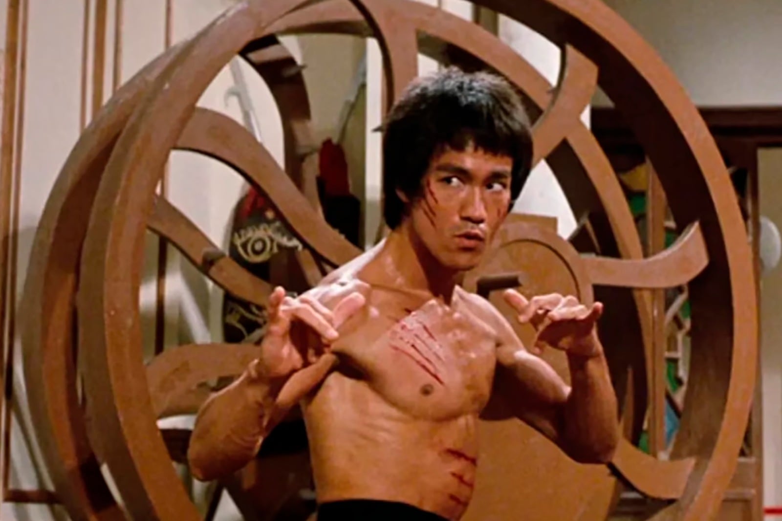 Bruce Lee en Operación Dragón. Arañazos por todos lados.
