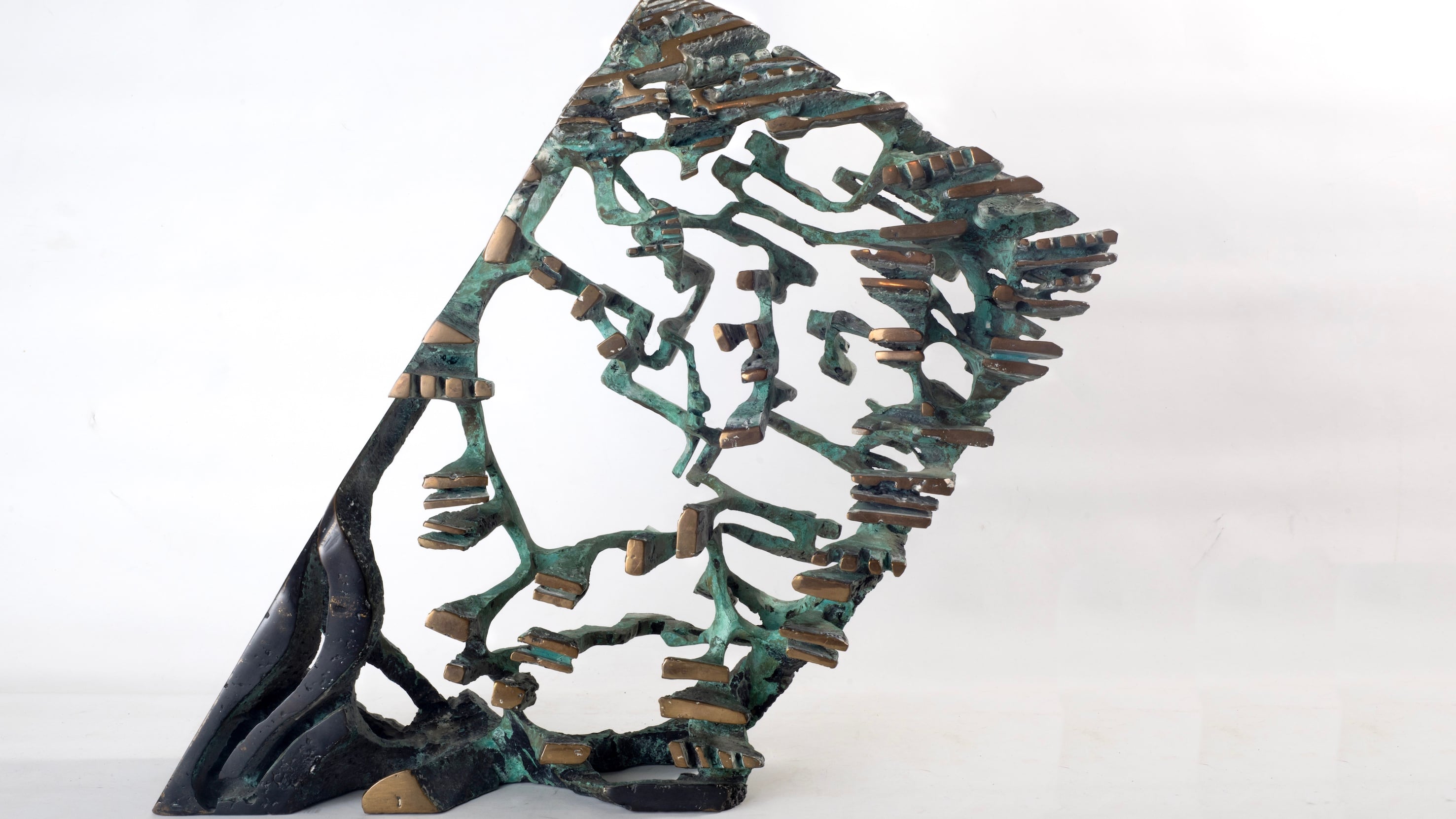 Escultura de bronce realizada por Hugo Rodríguez en 1997-98; 46 x 12 x 27 cm.