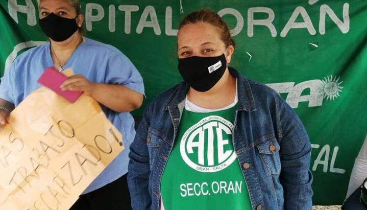 Julia Pizola (derecha)